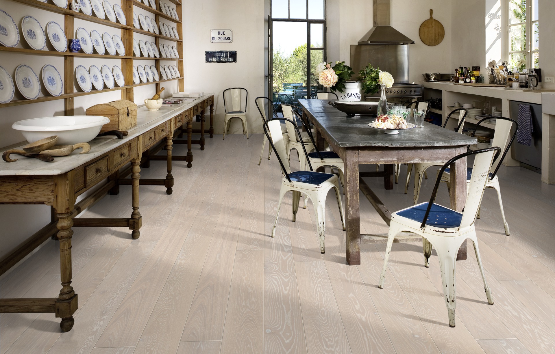 Паркетная доска Kahrs Новая классика Дуб Снег Nouveau Snow 151N8EEK0WKW220 Lively 2266×187×15 фото в интерьере